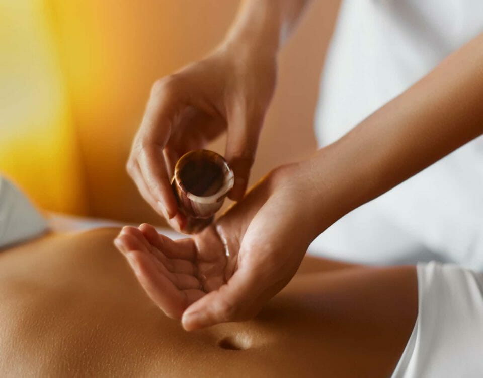 Aromaterapia e Massaggio con Oli Essenziali